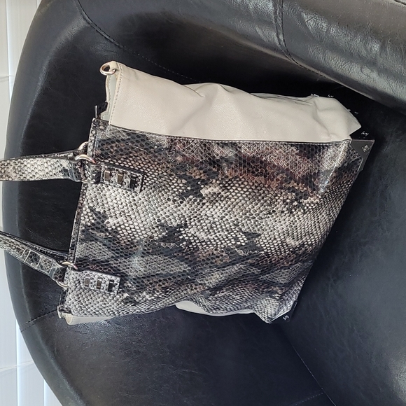 ❤Simply Vera Wang Large Faux Snakeskin Tote Purse❤ - Picture 2 of 16